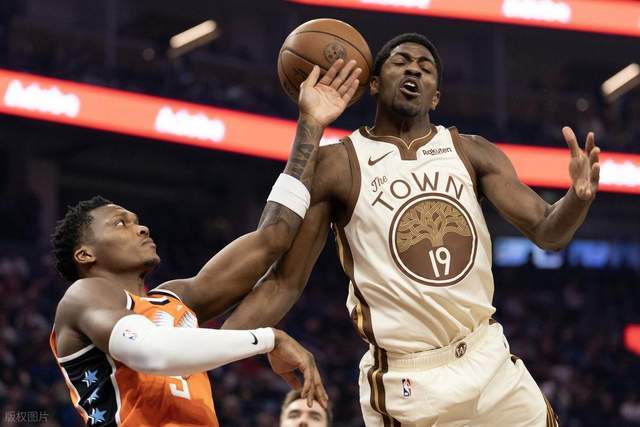 开云APP下载-大崩盘！快船14分落后残阵勇士：加兰首秀3失误，伦纳德苦撑